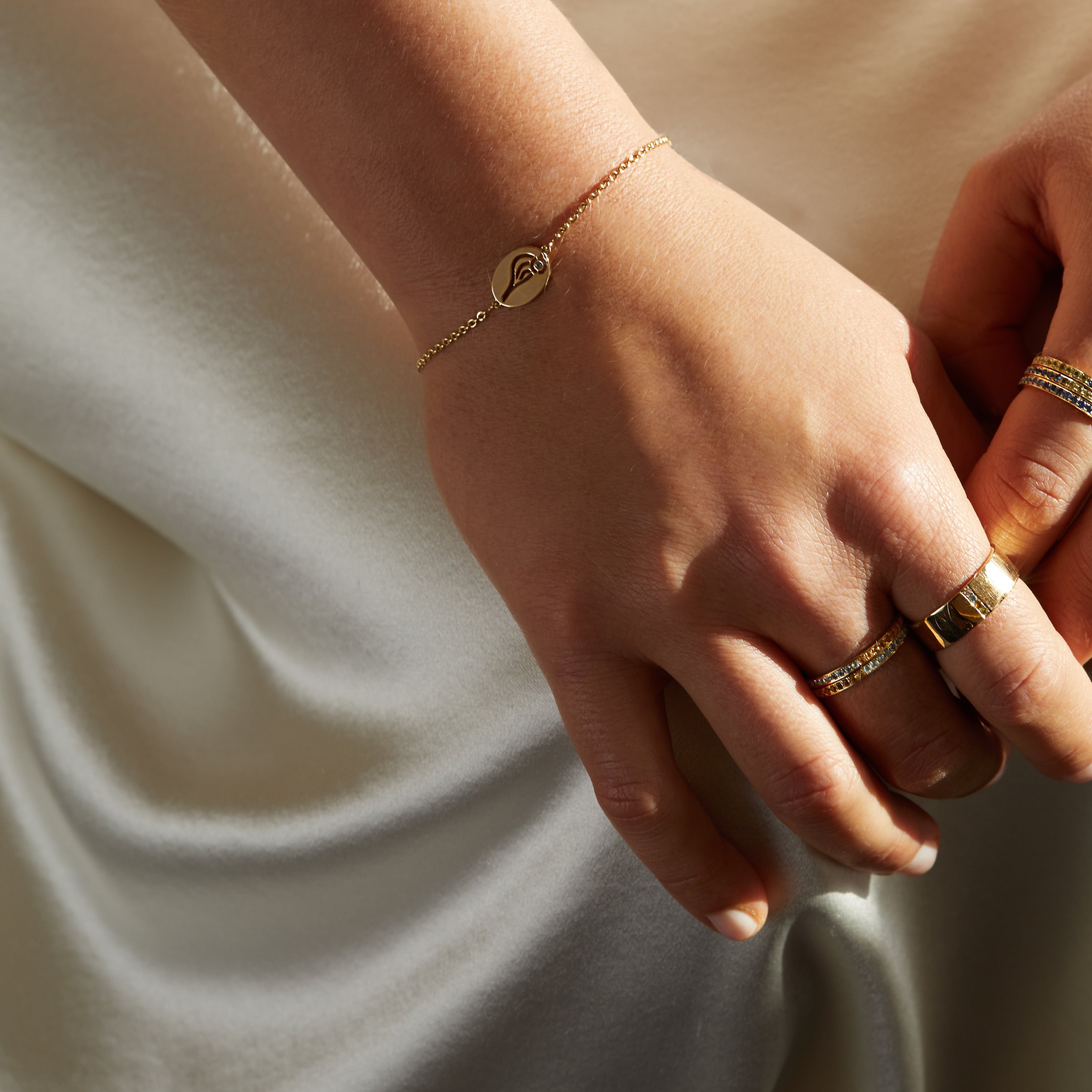 Bague Journey en saphirs bleus et péridots, or jaune 18 carats