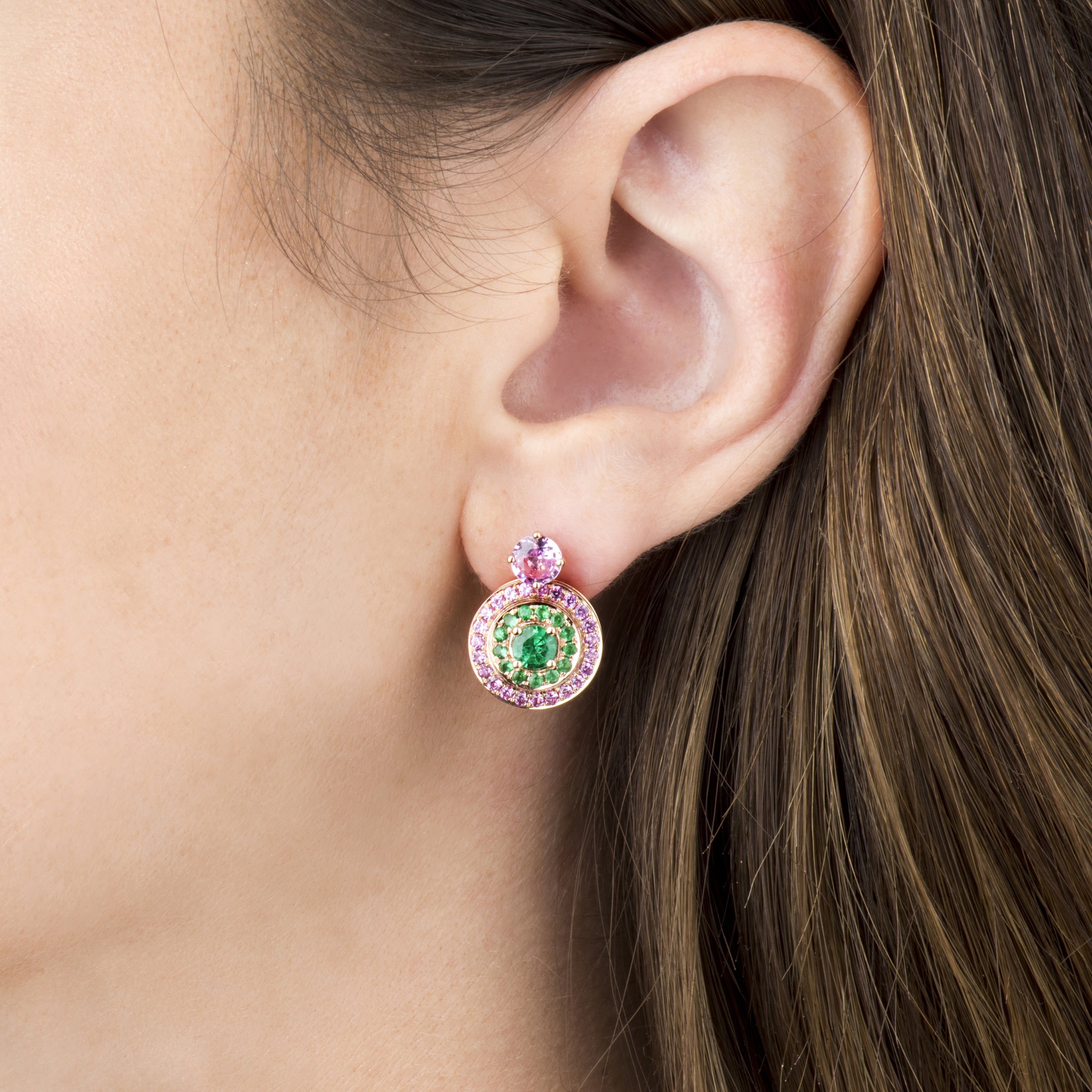 Boucle d'oreille à clou en saphir rose