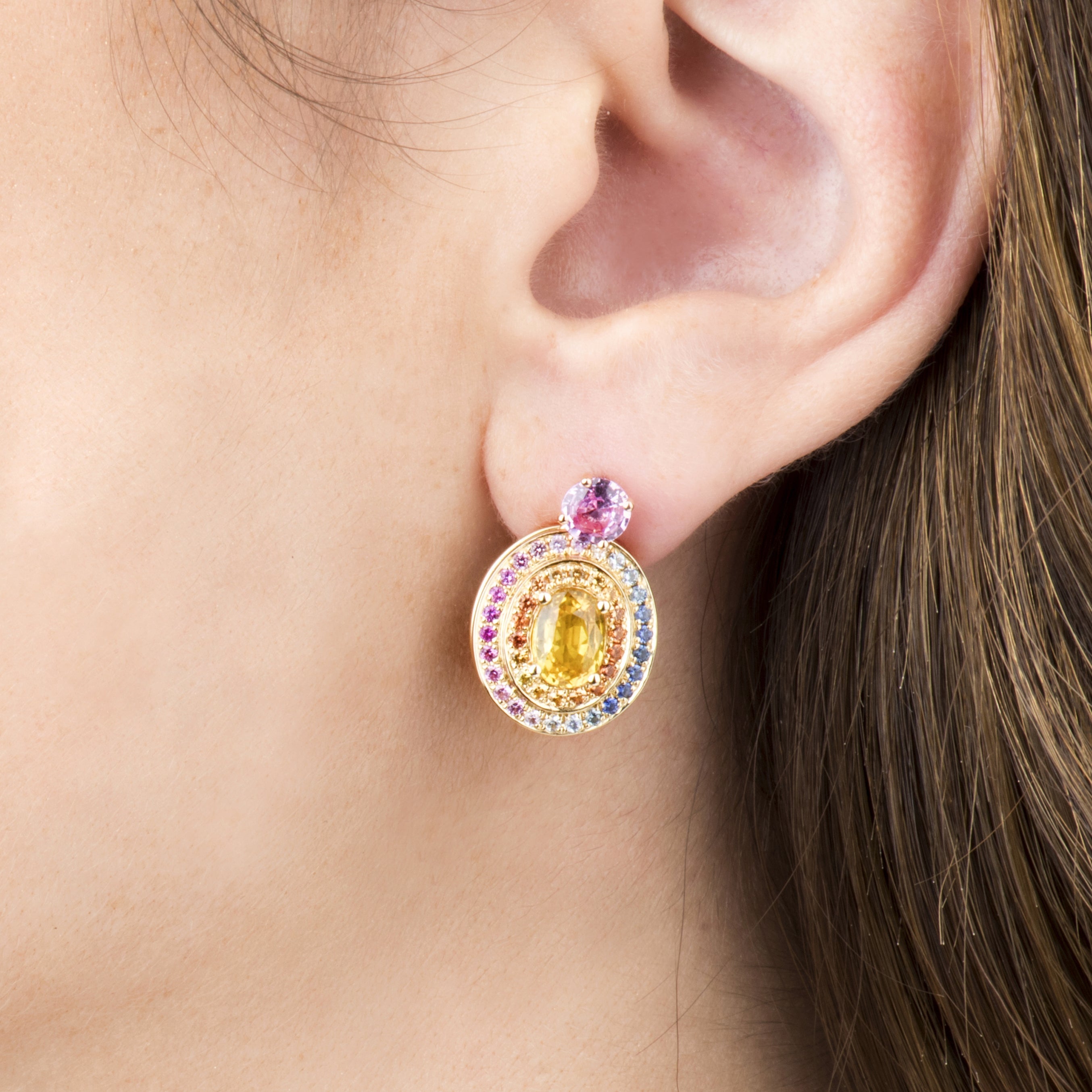 Boucle d'oreille à clou en saphir rose