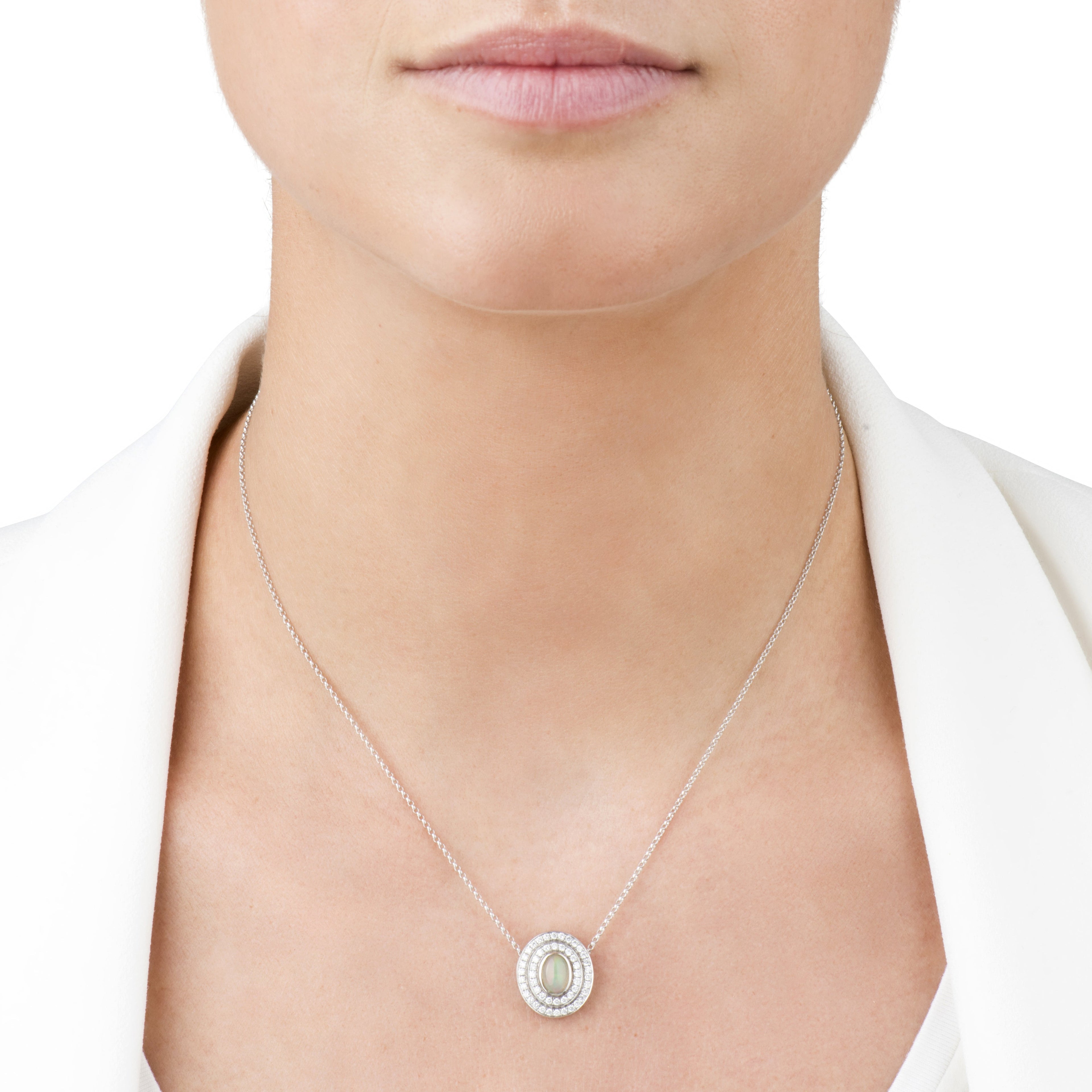 Éclipse Alice en opale blanche cabochon, diamants et or blanc 18 carats