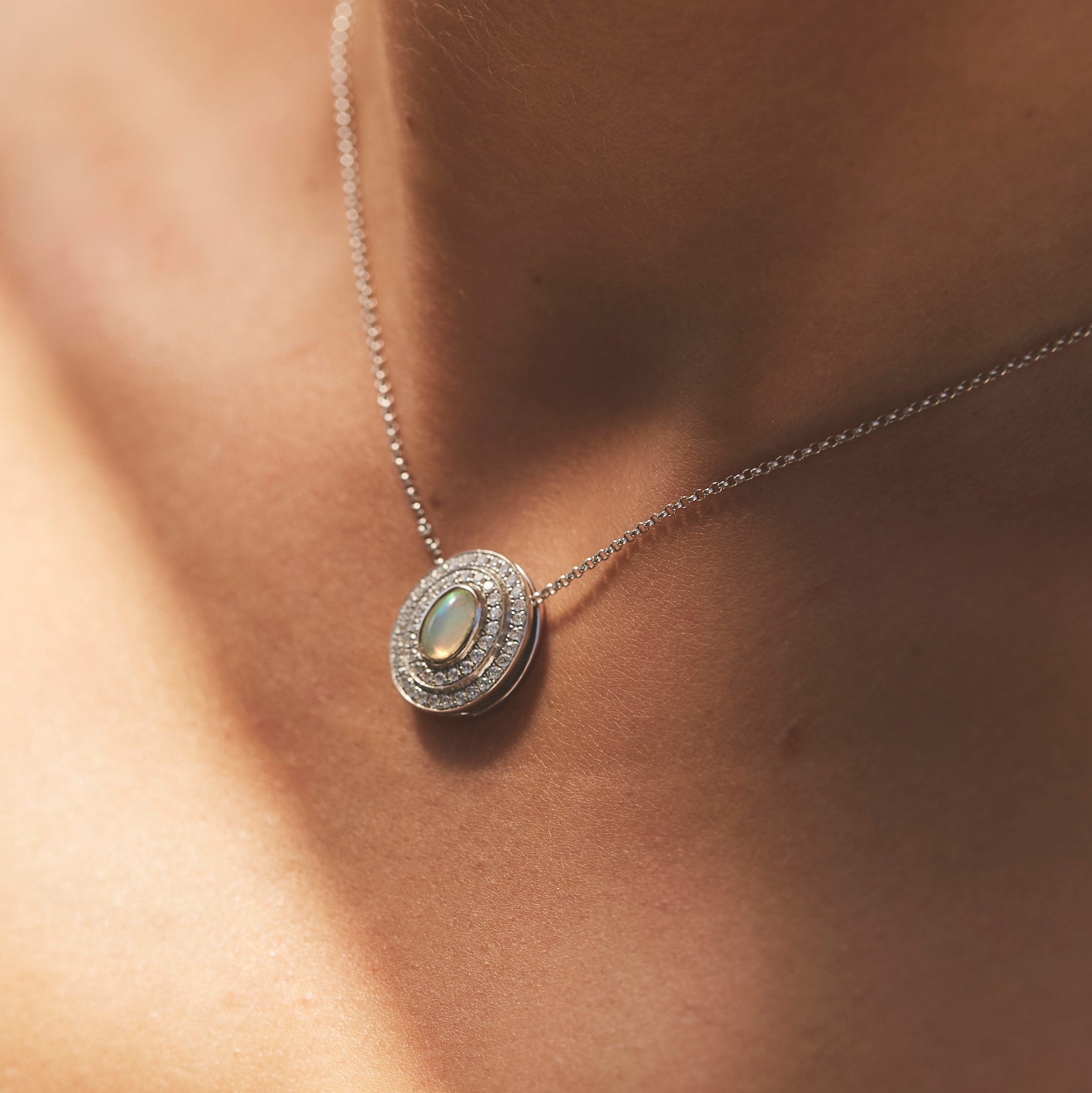 Éclipse Alice en opale blanche cabochon, diamants et or blanc 18 carats