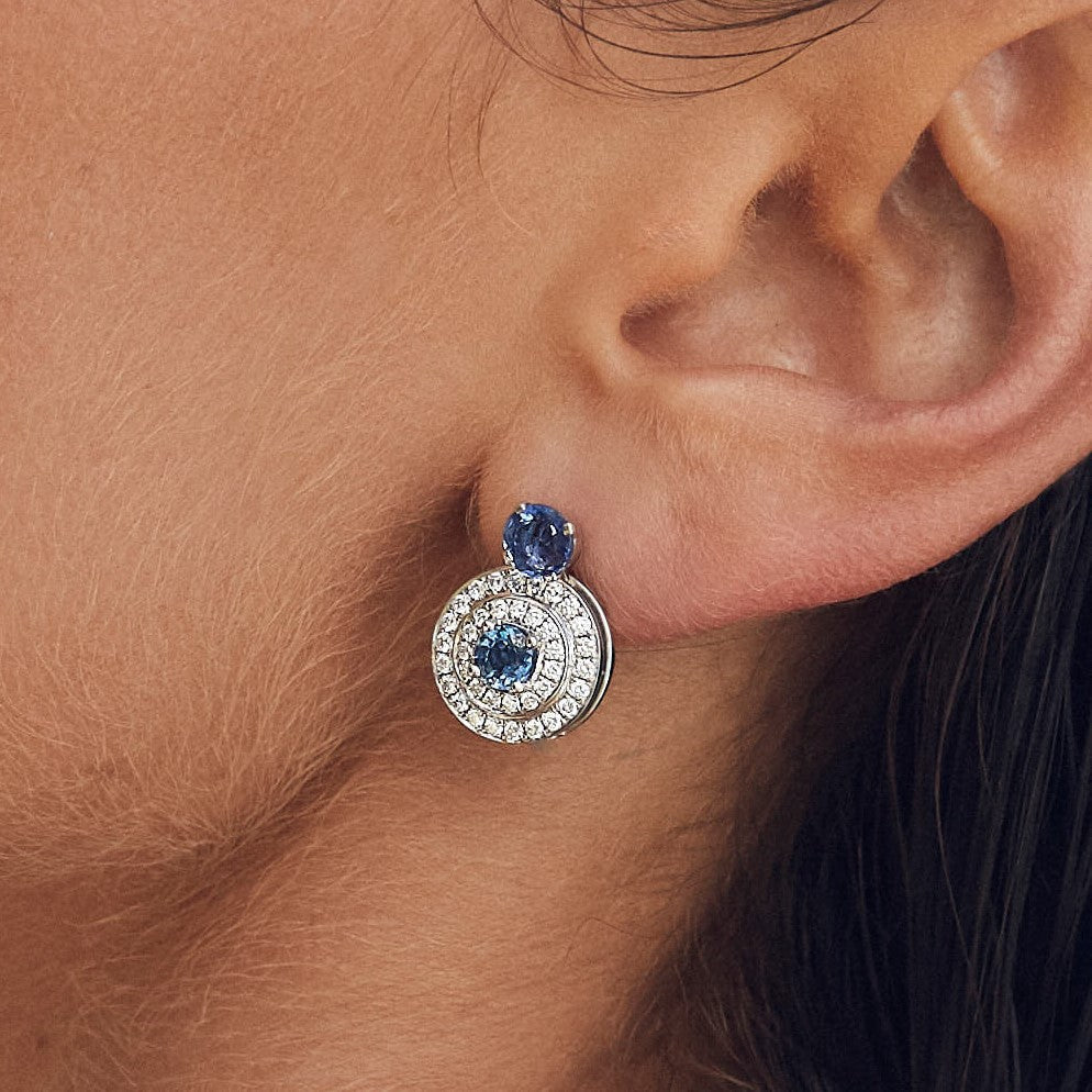 Boucle d'oreille à clou en saphir bleu