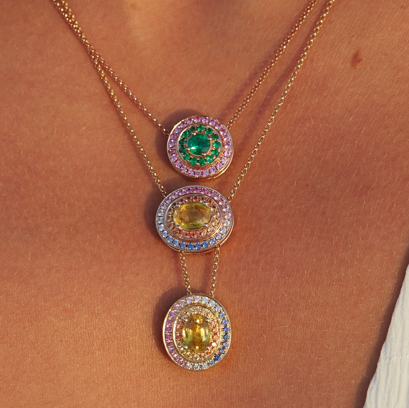 Sphère Alice en émeraudes et saphirs roses, or rose 18 carats