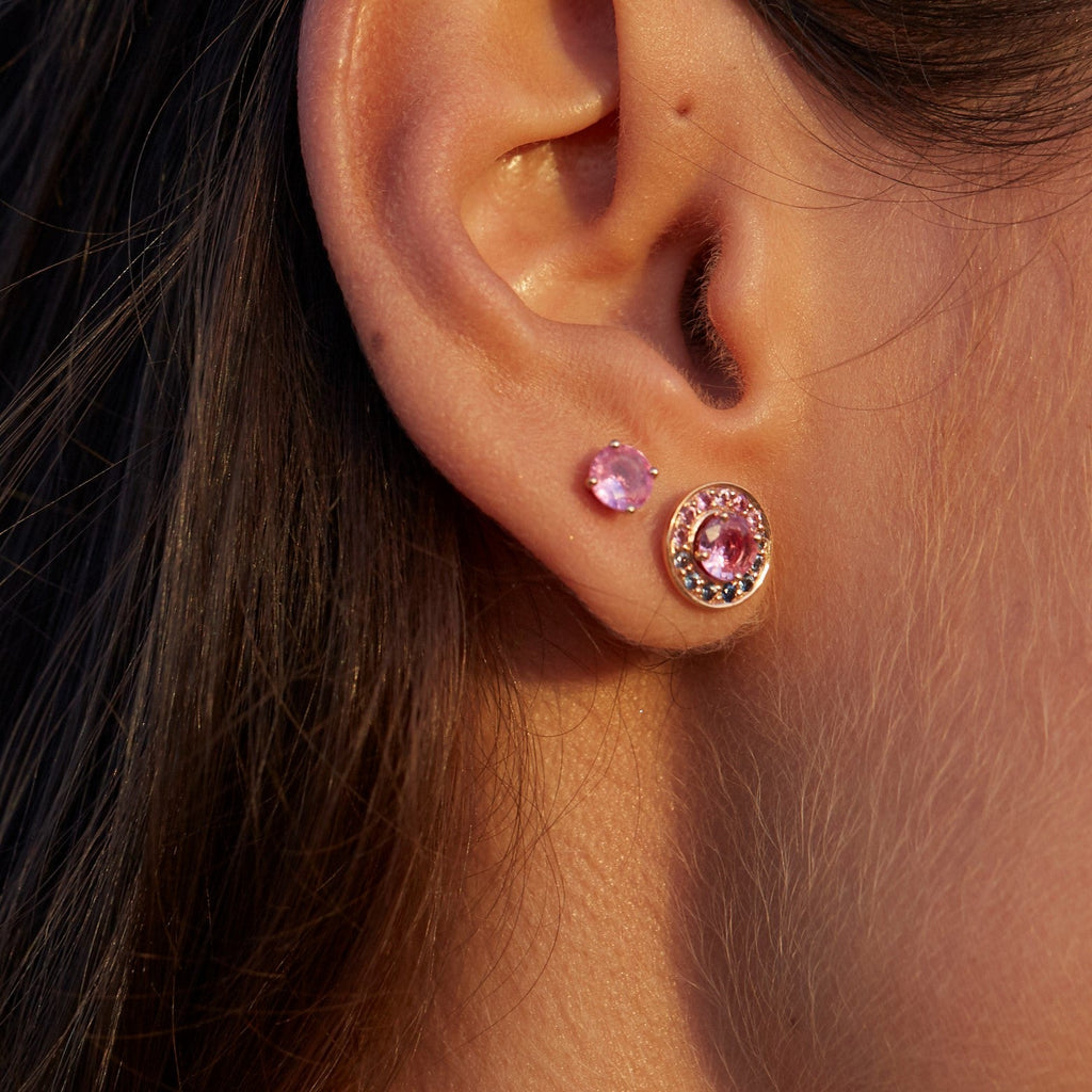 Boucle d'oreille à clou en saphir rose