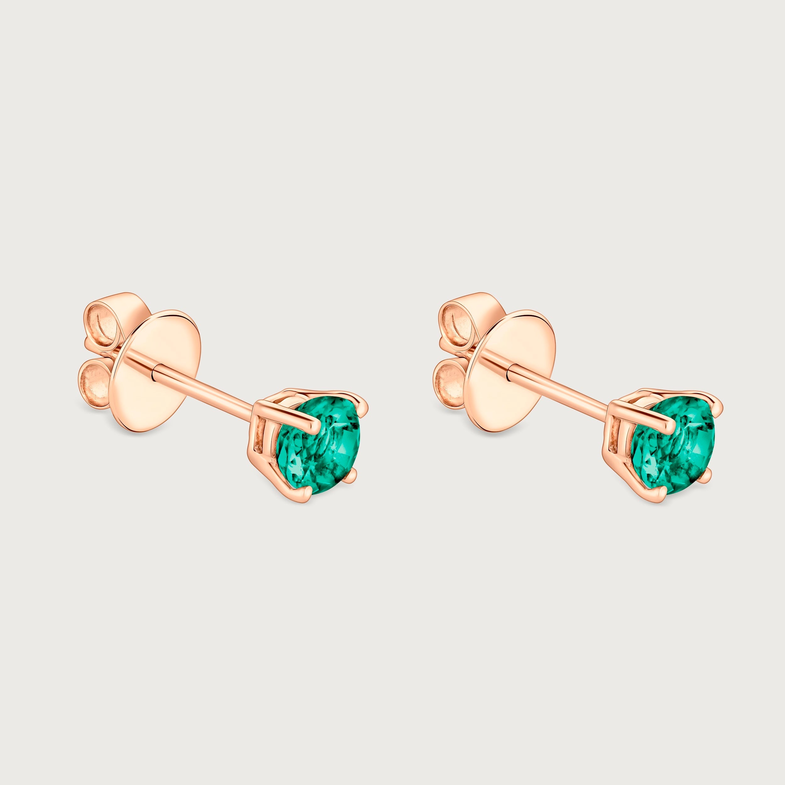 Boucle d'oreille à clou en émeraude