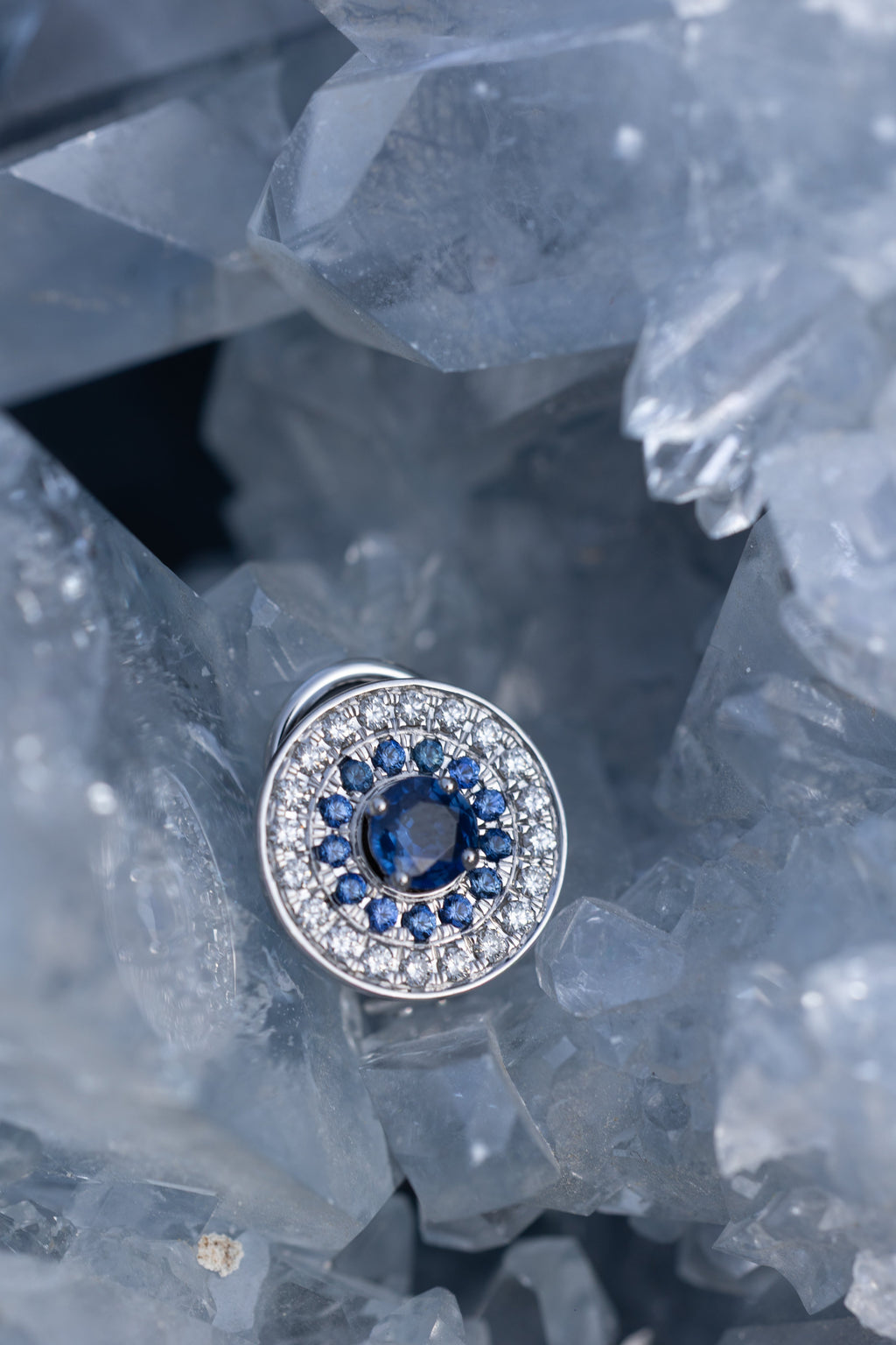 Boucle d'oreille à clip My Universe en saphirs bleus et diamants, or blanc 18 carats