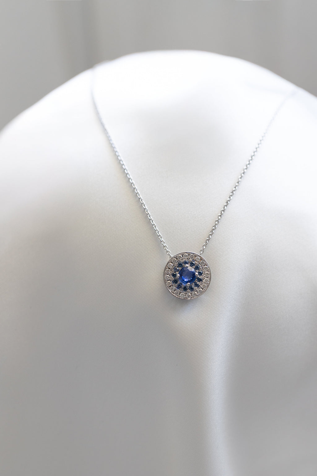 Collier et bracelet My Universe en saphirs bleus et diamants, or blanc 18 carats