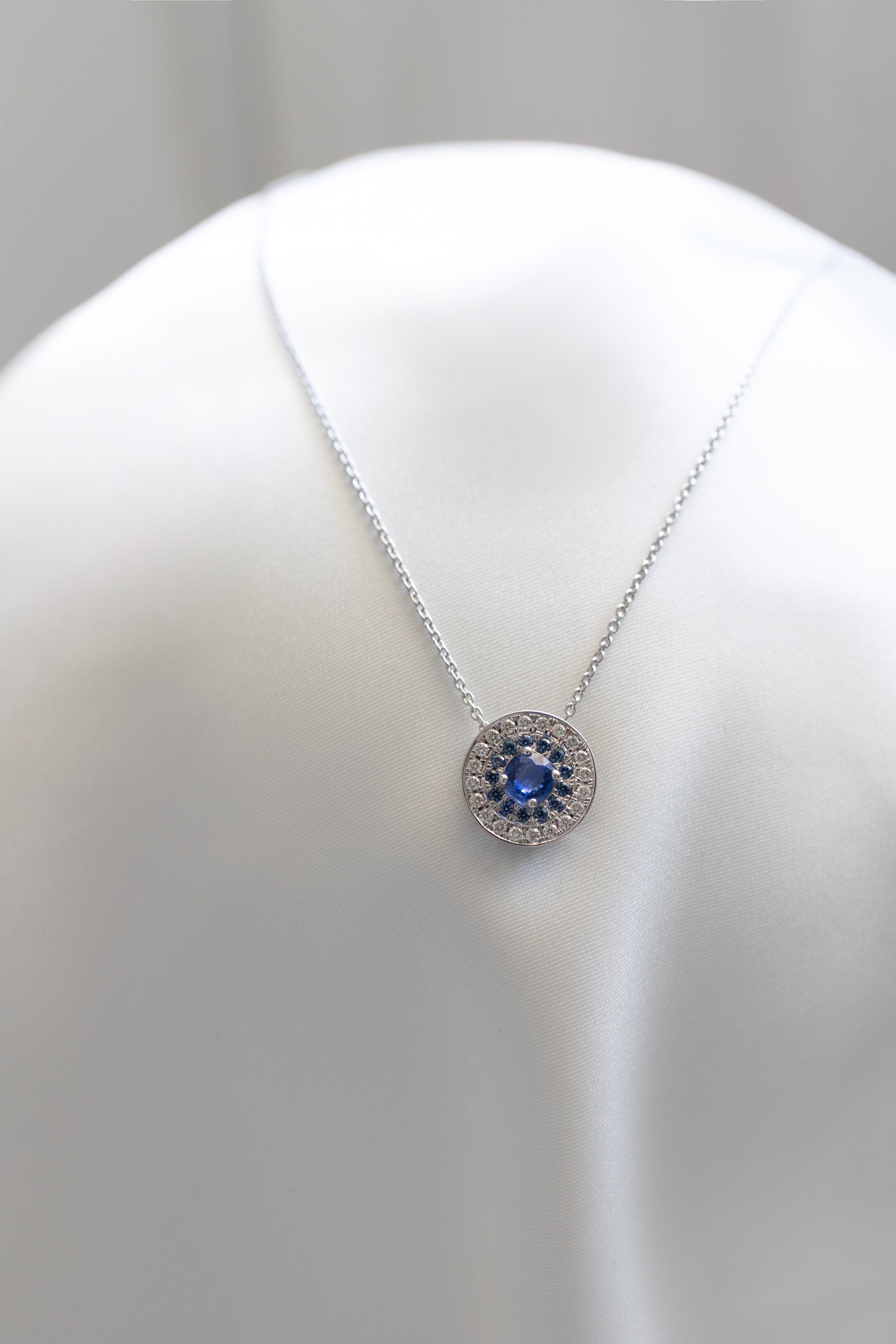 Collier et bracelet My Universe en saphirs bleus et diamants, or blanc 18 carats