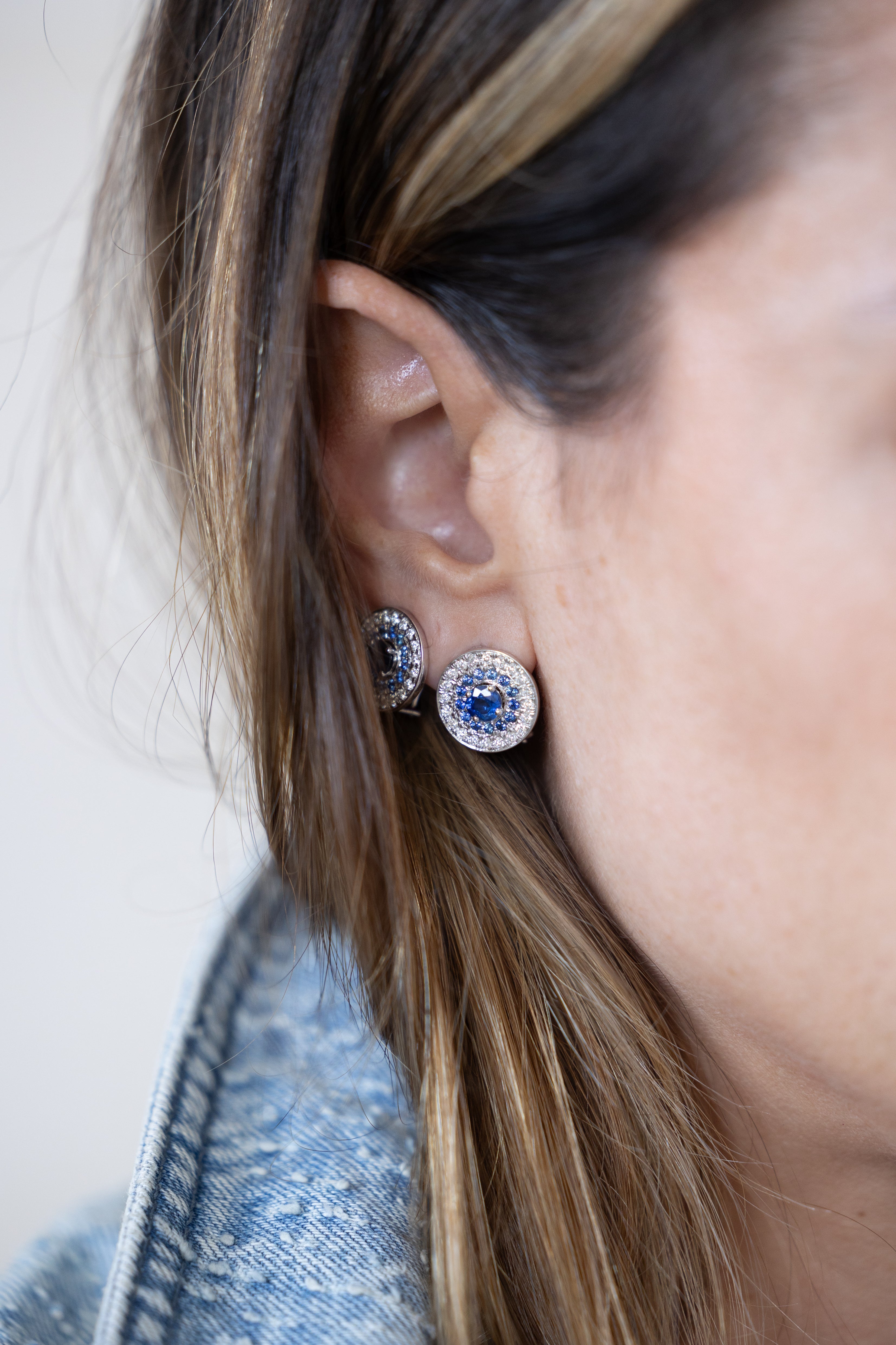 Boucle d'oreille à clip My Universe en saphirs bleus et diamants, or blanc 18 carats