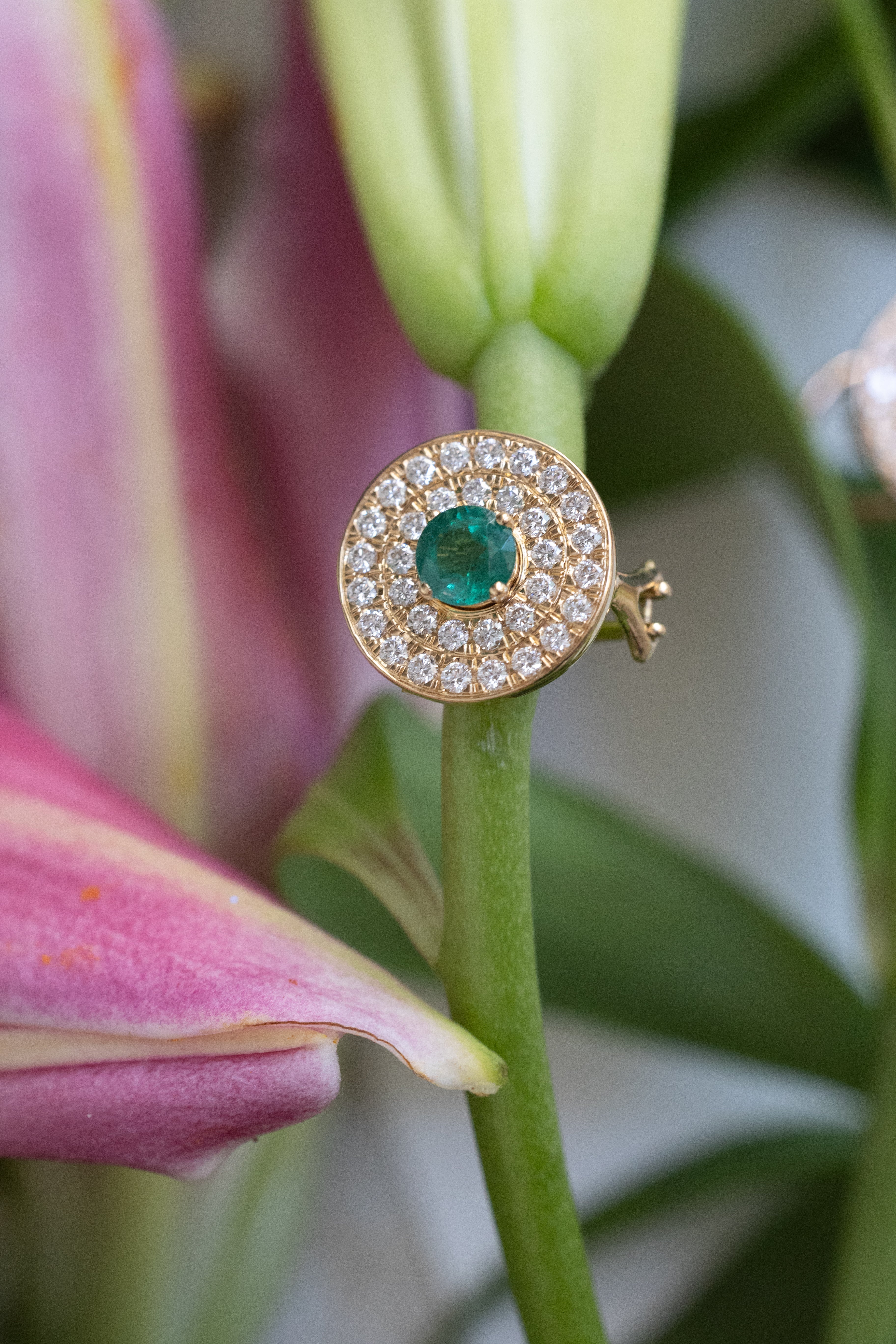 Boucle d'oreille à clip My Universe en émeraudes et diamants, or jaune 18 carats