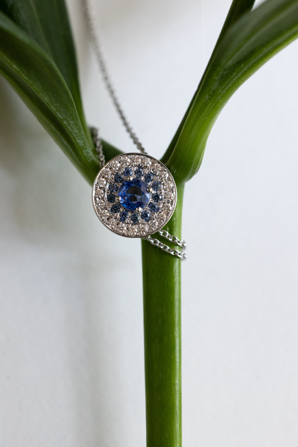 Collier et bracelet My Universe en saphirs bleus et diamants, or blanc 18 carats