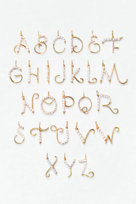Lettre tissée en perles de culture