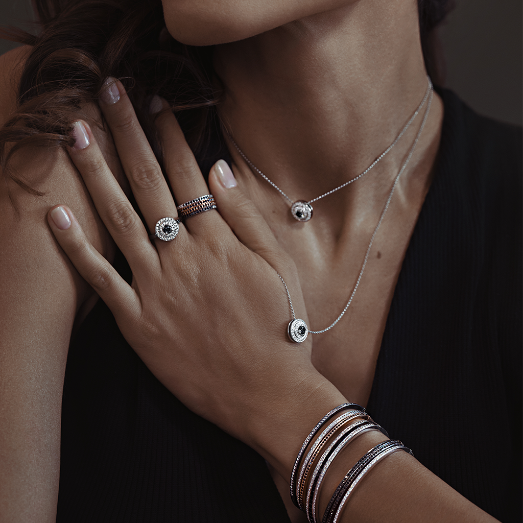 Sphère Alice en diamants noirs et blancs, or blanc 18 carats