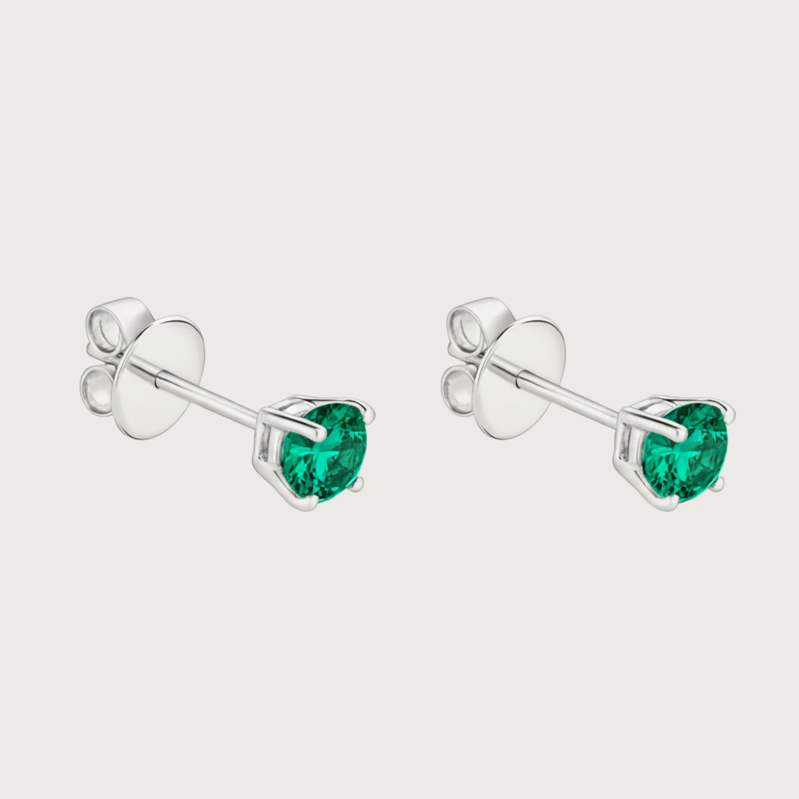 Boucle d'oreille à clou en émeraude