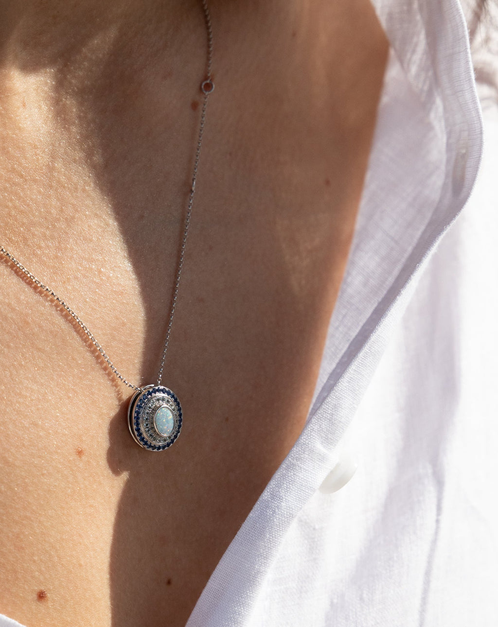 Éclipse Alice en opale bleue, aigues-marines et saphirs bleus, or blanc 18 carats