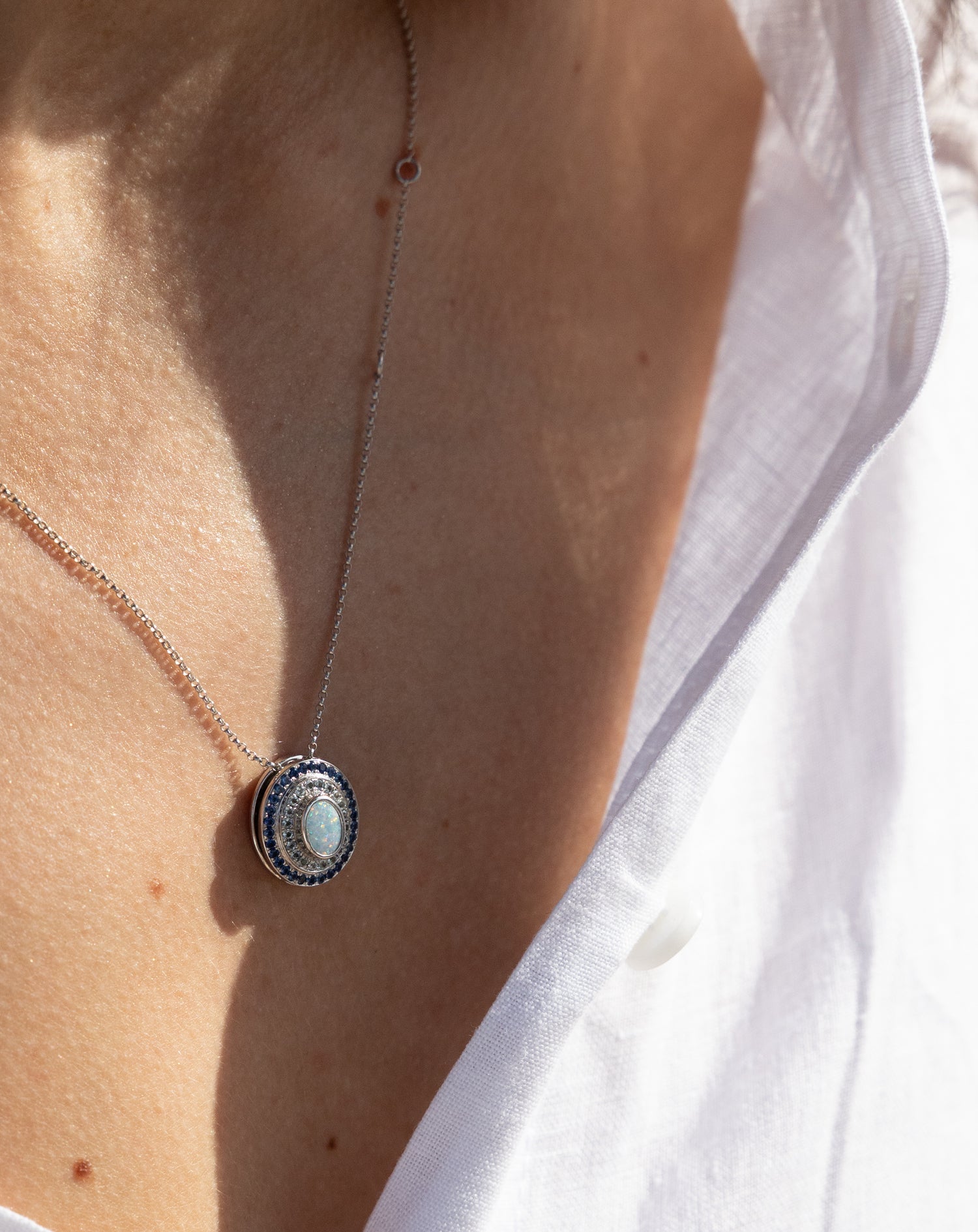 Éclipse Alice en opale bleue, aigues-marines et saphirs bleus, or blanc 18 carats