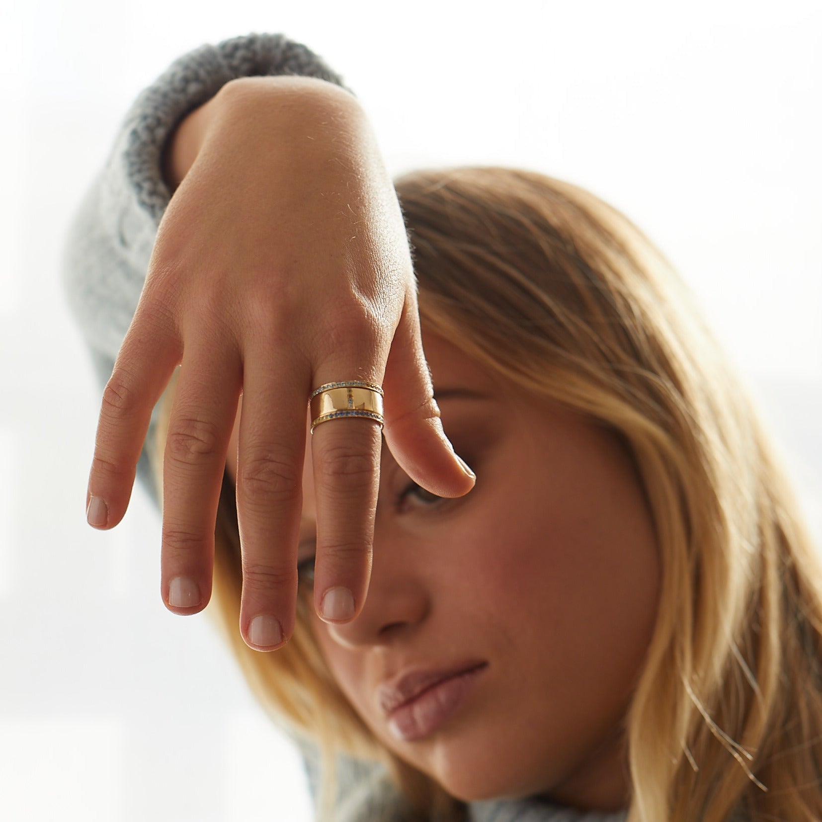 Bague Journey en saphirs bleus et péridots, or jaune 18 carats
