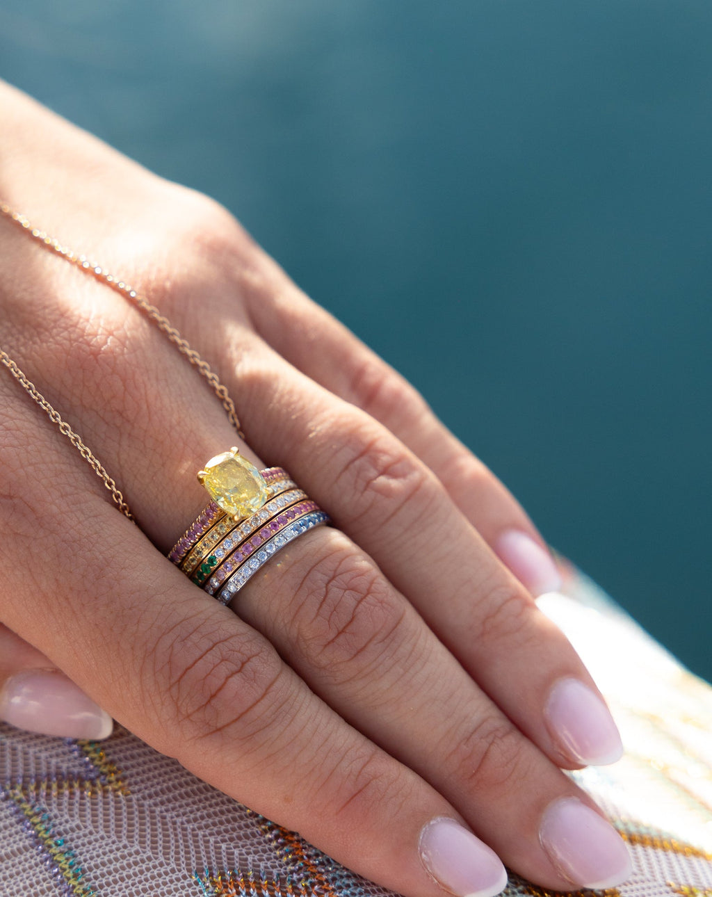 Bague Journey en saphirs bleus et péridots, or jaune 18 carats